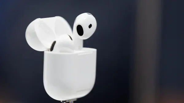 «فك قيود السماعات المفضلة» أتقن ربط AirPods بأي جهاز: من آيفون إلى أندرويد وويندوز، دليلك الكامل للاتصال السلس