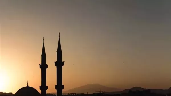 «لأداء الفرض في موعده» جدول مواقيت الصلاة اليوم ومواعيد رفع الآذان للصلوات الخمس بالتوقيت المحلي