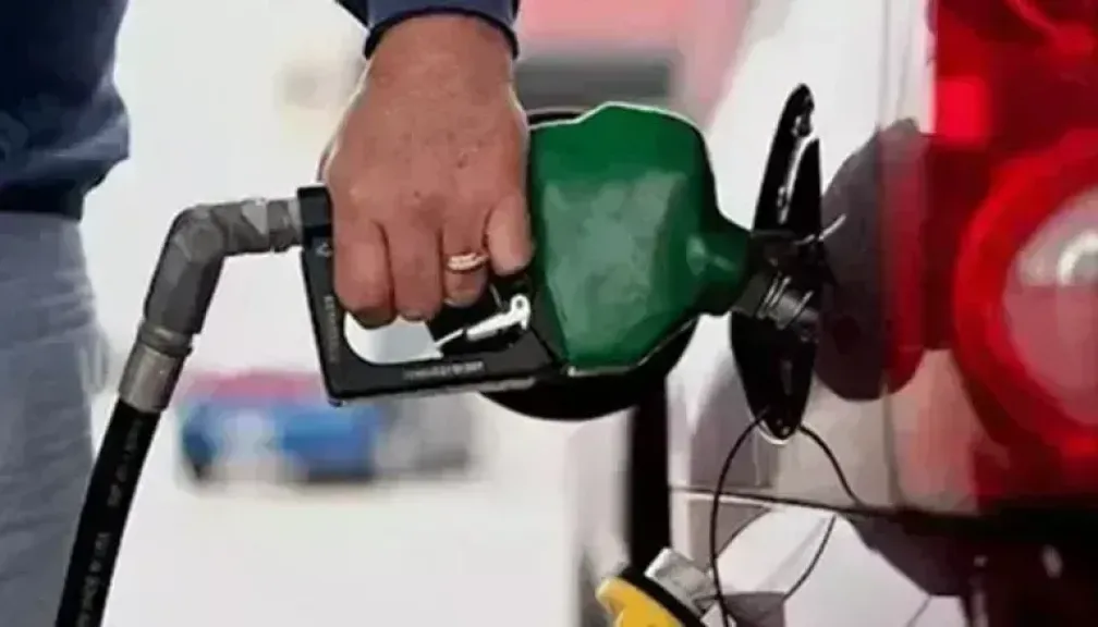 انخفاض أسعار البنزين والديزل في الإمارات بداية يناير 2026 مع تطبيق ضريبة القيمة المضافة