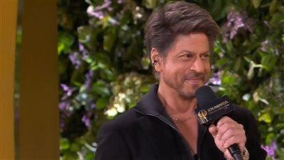 شاروخان يعبّر عن حبه لأبو ناصر ويشيد بالشعب السعودي في Joy Awards