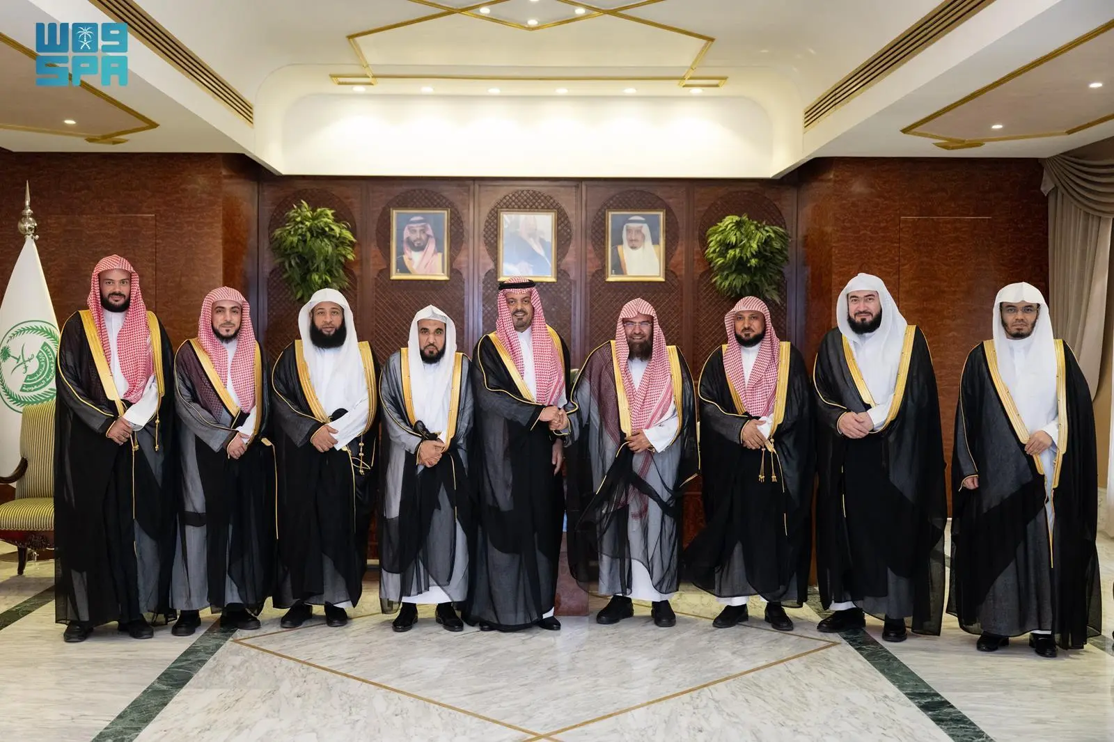 نائب أمير مكة يستقبل وفداً رفيعاً من قيادات المسجد الحرام