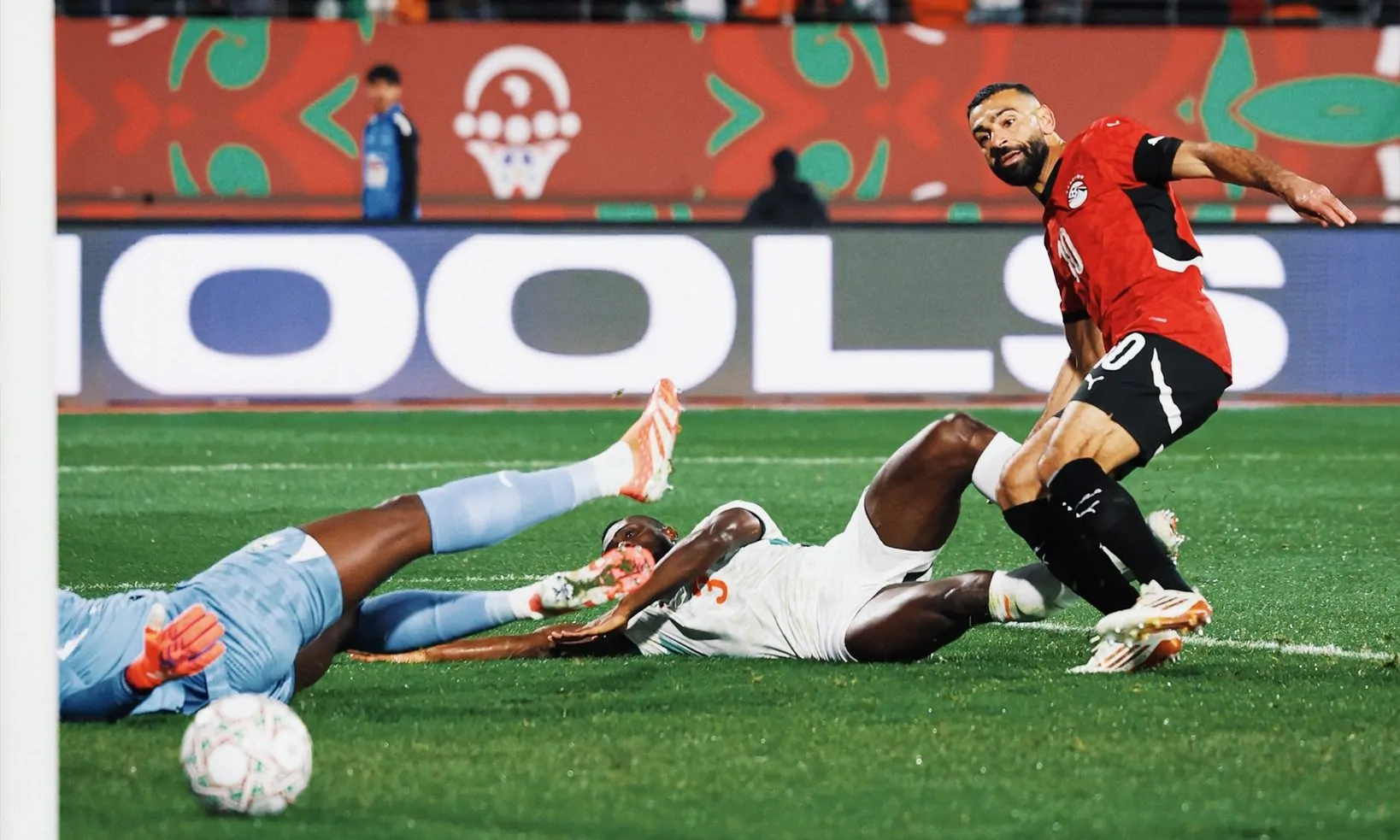 «حب الفراعنة يجتاح أنفيلد» ليفربول تُعلي راية العشق لمصر وتترنم بـ«مي قدي ده أنا نيلها جوه في دمي» احتفاءً بمحمد صلاح