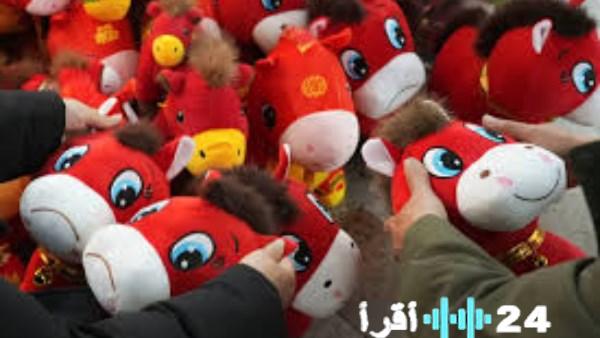 دمية حصان باكي تحقق شعبية هائلة في الصين وتجذب الملايين بفضل مصادفة عابرة