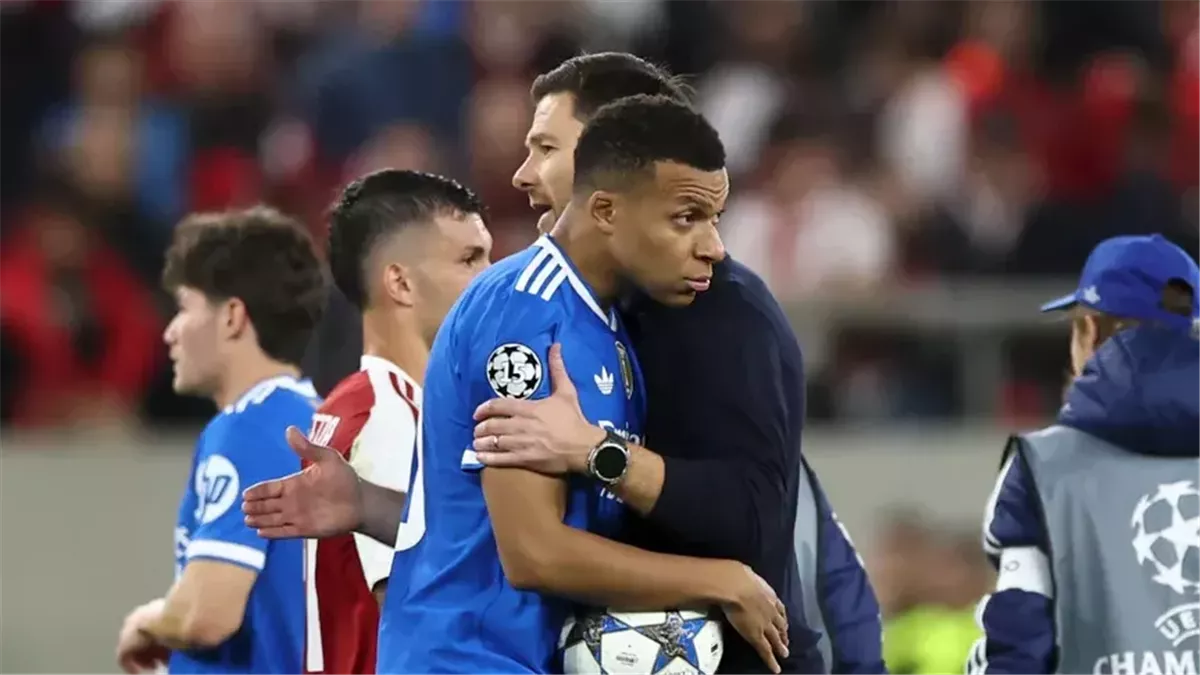 وداع عاطفي من لاعبي ريال مدريد لتشابي ألونسو إثر قرار إقالته