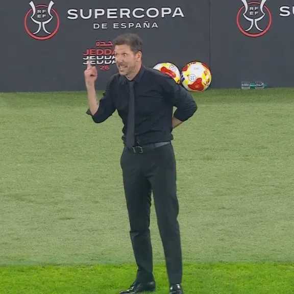 اللقطة الكاملة بديربي مدريد ماذا قال سيميوني لفينيسيوس جونيور خارج النص