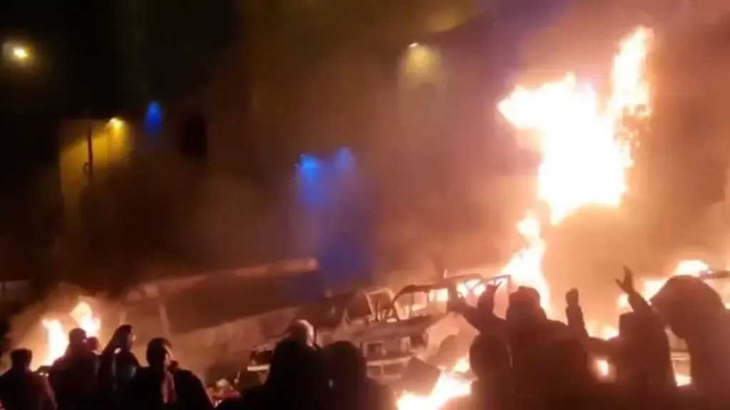 متظاهرون في كرج الإيرانية ينتزعون سلاح شرطي خلال مواجهات