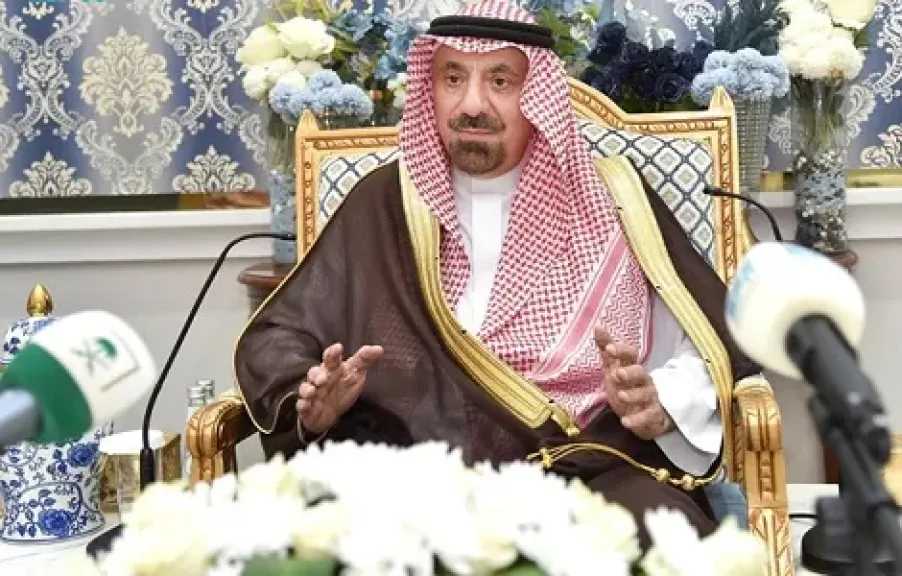 أمير نجران يقلد وسام الملك عبدالعزيز لمواطن تبرع بكليته لشقيقه