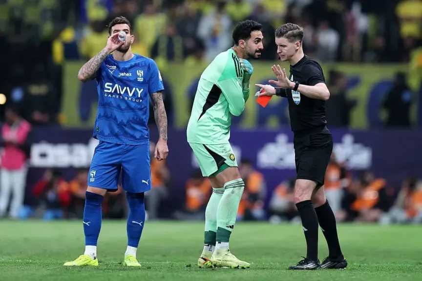 هل استحق نواف العقيدي الطرد في قمة النصر والهلال شاهد الفيديو الكامل واحسم الجدل