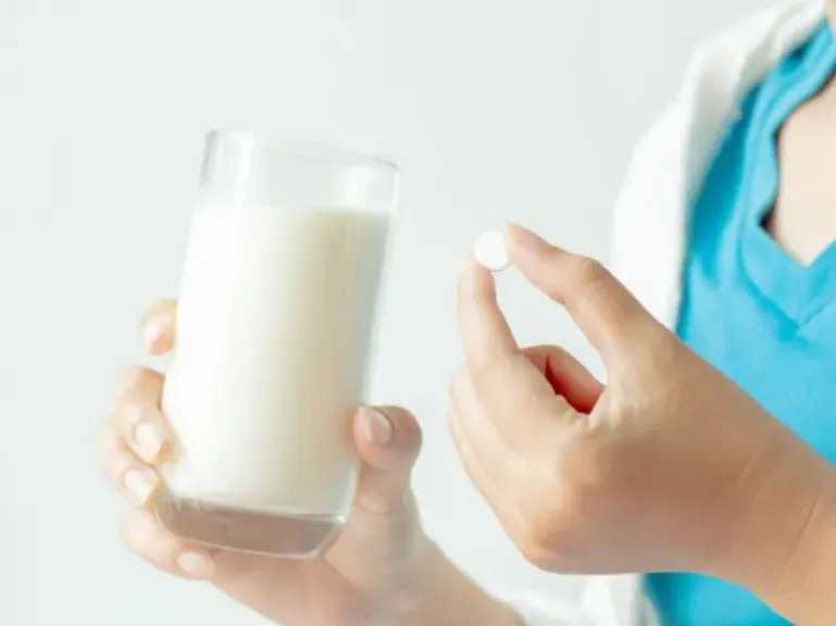 الحليب والأدوية والمكملات تفاعلات قد تضر بصحتك ومفعول علاجك