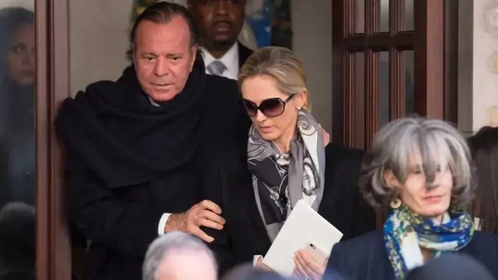 اتهامات صادمة تطارد أسطورة الغناء الإسباني خوليو إغلسياس