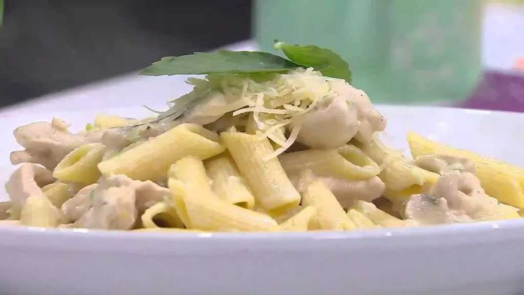 حضري لأولادك أحلى غدا.. طريقة عمل مكرونة بالمشروم والدجاج بالمقادير والخطوات