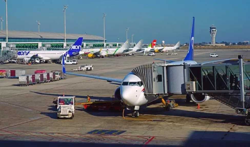 تهديد أمني يجبر طائرة على الهبوط الاضطراري بمطار برشلونة