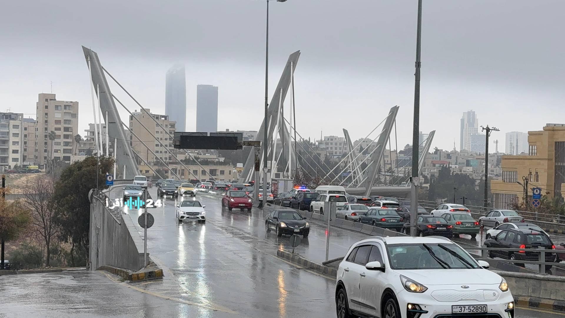 استقرار نسبي في الطقس الجمعة مع ارتفاع طفيف في درجات الحرارة وانخفاض متوقع الأحد مع تساقط زخات مطرية