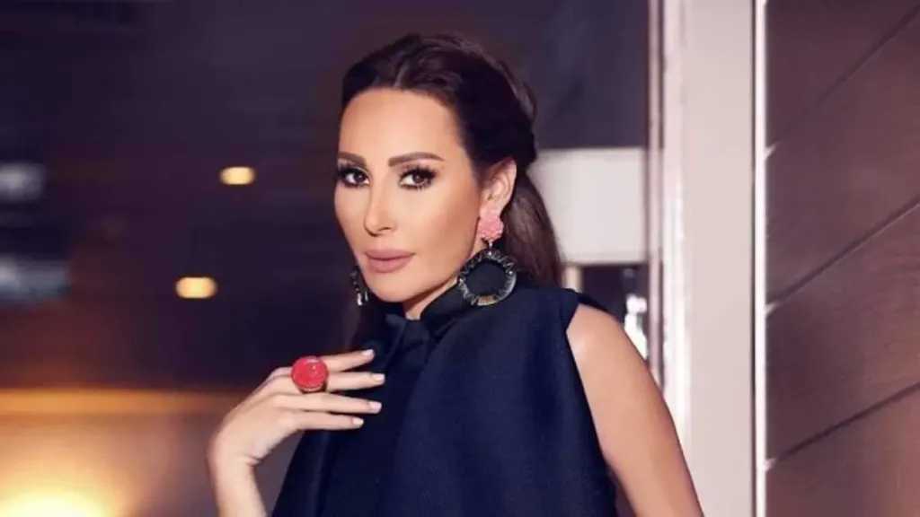 ورد الخال تخطف الأنظار بإطلالتها الساحرة على السجادة الخزامية في Joy Awards بالرياض