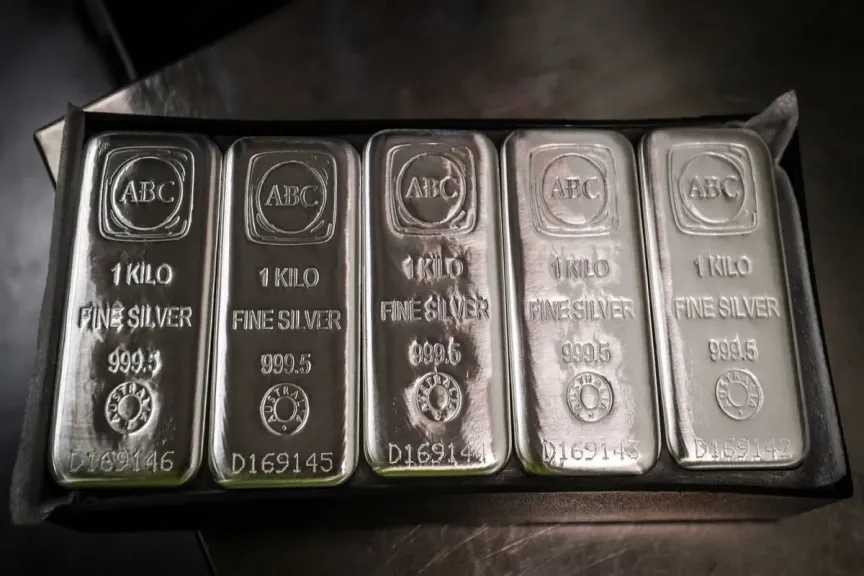 تراجع سعر الفضة في مصر بالرغم من ارتفاعها عالميًا، هل تشكل هذه الخطوة فرصة للاستثمار؟