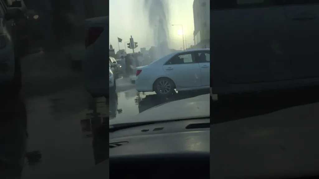 انهيار طريق في حي الصحافة بالرياض إثر انفجار ماسورة مياه رئيسية شاهد الفيديو