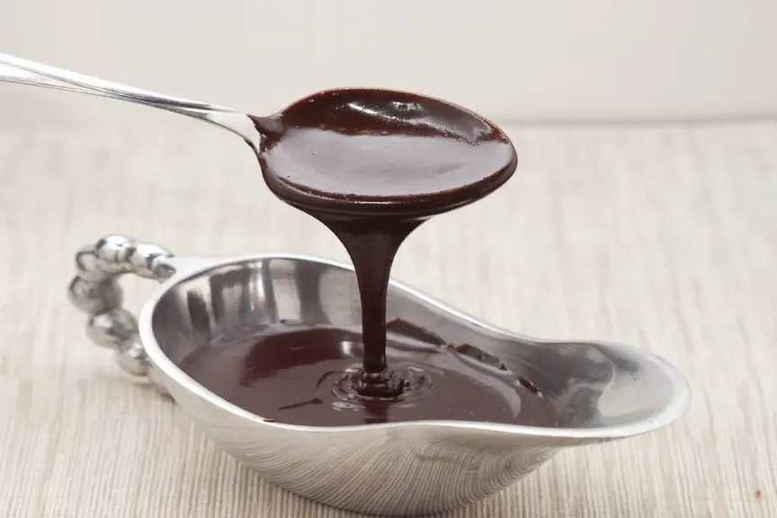 في 3 دقائق فقط.. طريقة عمل صوص الشوكولاتة في الخلاط على طريقة نادية السيد