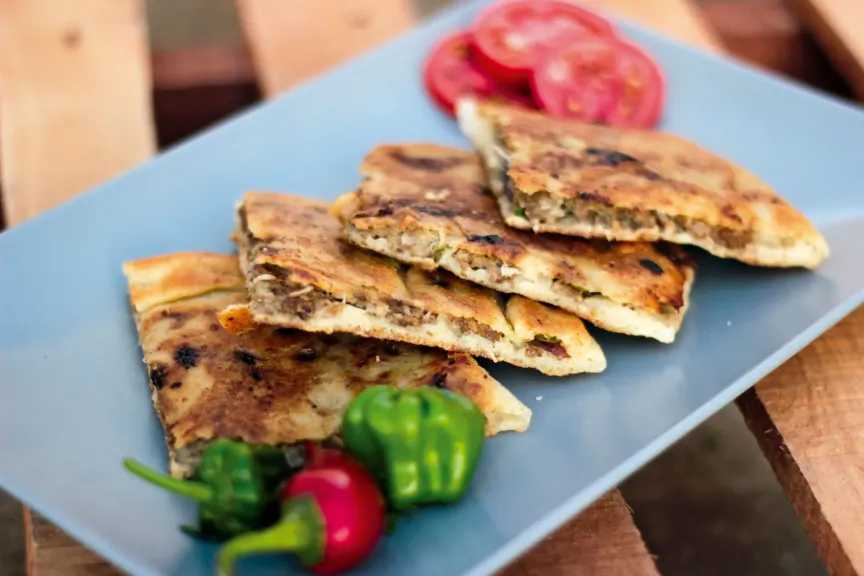 بتكات المخابز.. طريقة عمل الحواوشي الاسكندراني بالعجين وفي الطاسة بكل سهولة