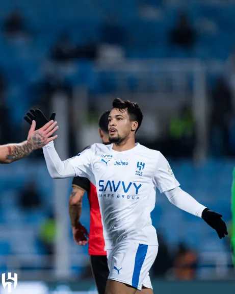 القنوات الناقلة مجانًا لمباراة الهلال ضد القادسية في قمة صراع صدارة الدوري السعودي