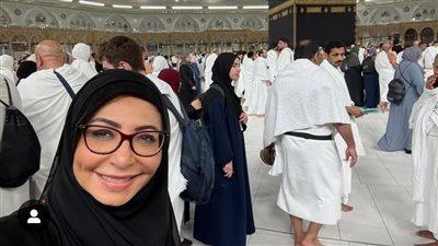 لميس الحديدي تؤدي مناسك العمرة في أقدس البقاع برفقة أصدقائها