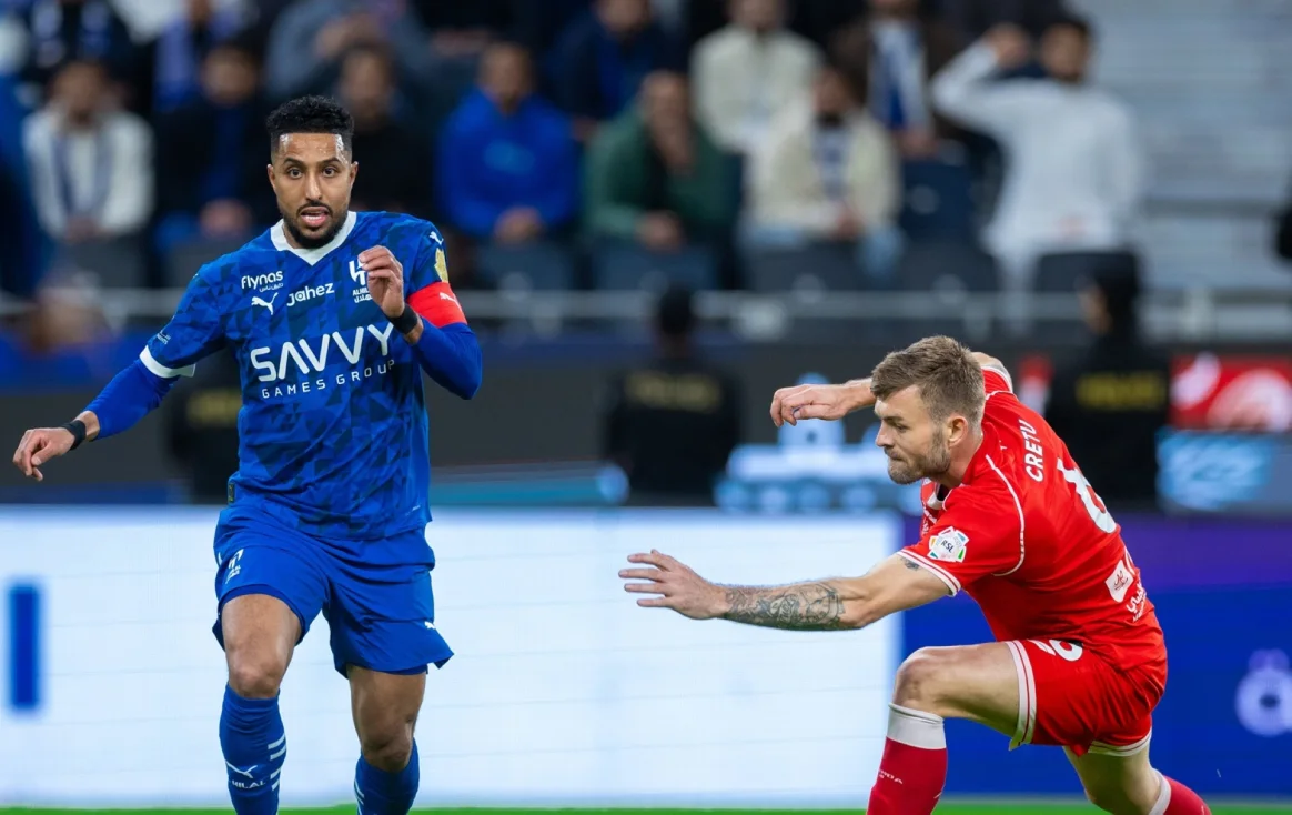 القنوات الناقلة لمباراة الهلال والقادسية في دوري روشن السعودي 2025-2026 وكيفية مشاهدة البث المباشر