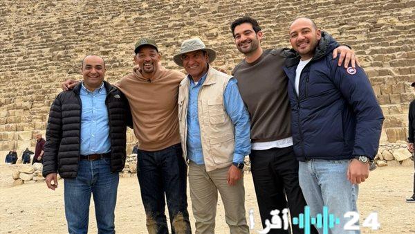 النجم العالمي ويل سميث يتفقد أهرامات الجيزة خلال جولة سياحية في مصر