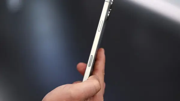 «رحلات جوية متوترة: هل يشكل آيفونك خطراً خفياً في الأجواء؟» تضخم بطاريات الآيفون يثير القلق في الأجواء: مطالبات بإرشادات وحلول من أبل والجهات المعنية