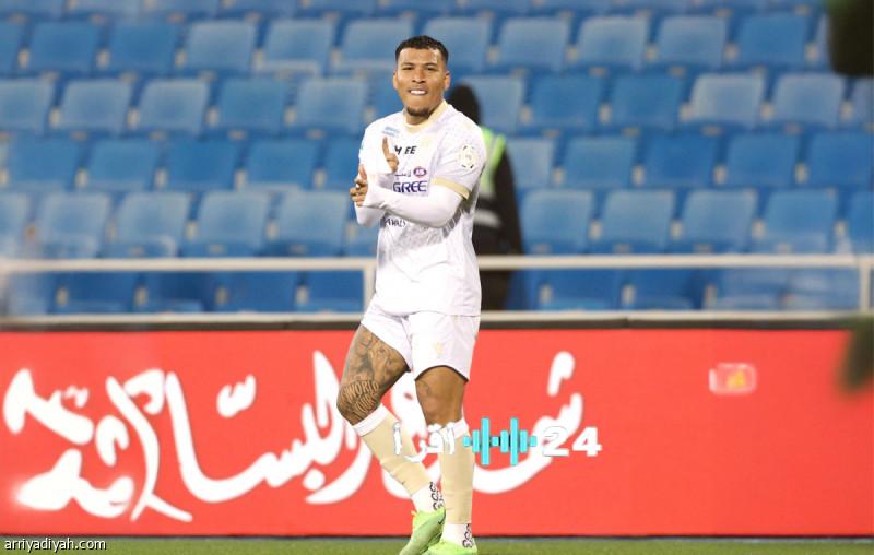 مارتينيز يحصل على الإجماع ويبرز كالنجم الأبرز في عالم الكرة