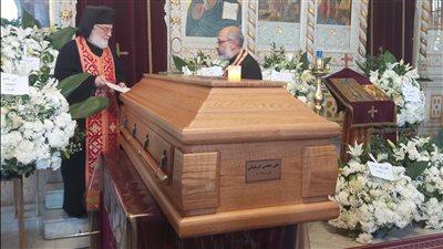 وصول نعش هلي الرحباني إلى الكنيسة لبدء مراسم تشييع الجثمان وسط تساؤلات حول حضور فيروز