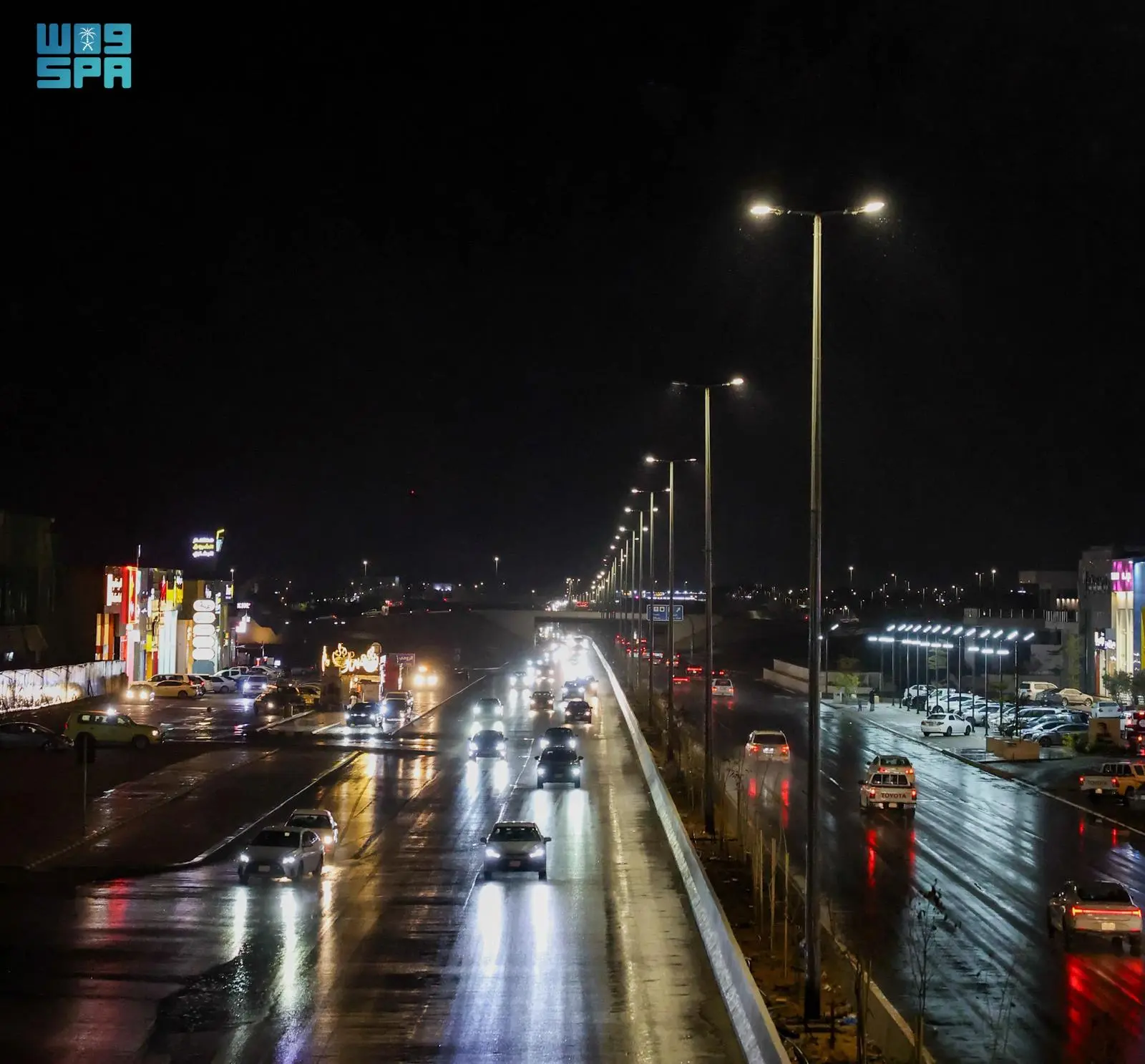 الأمطار الليلية تضفي سحراً خاصاً على عرعر