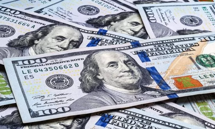 «تراجع سعر الدولار: 8 قروش انخفاضًا مقابل الجنيه المصري، وسجل 47.33 جنيه للبيع في بنك مصر»