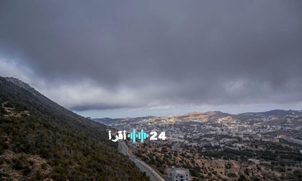 أمطار غزيرة في المدينة المنورة وظهور الضباب في المنطقة الشرقية مع تحذيرات من الأرصاد الجوية في السعودية