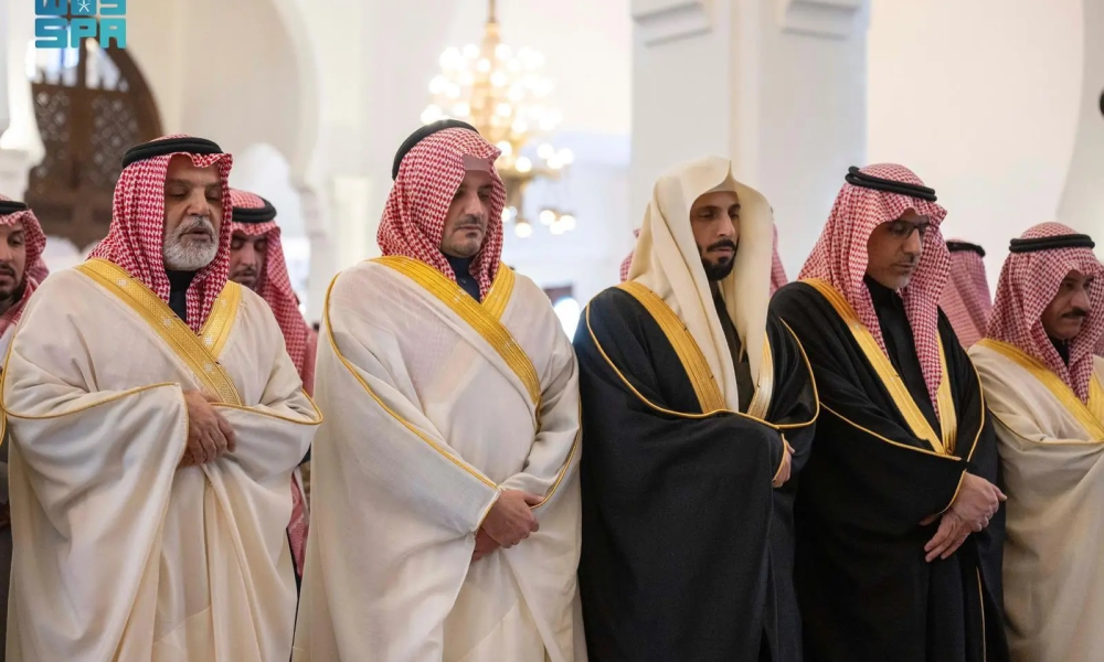وزير الداخلية يؤم المصلين في جنازة الفريق أول سعيد القحطاني