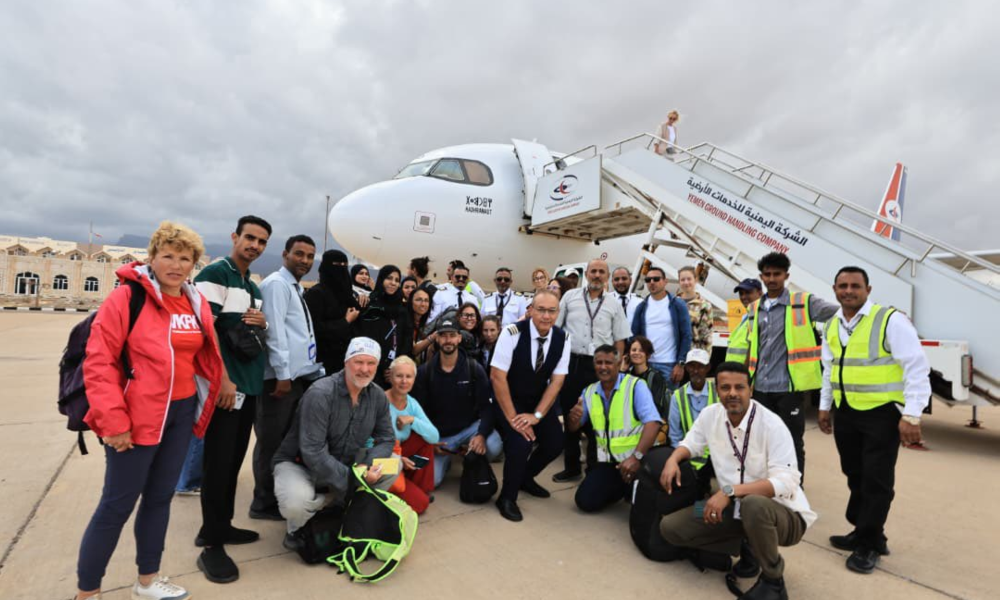 اليمن تدشن جسورًا جوية جديدة بين سقطرى والمخا وجدة