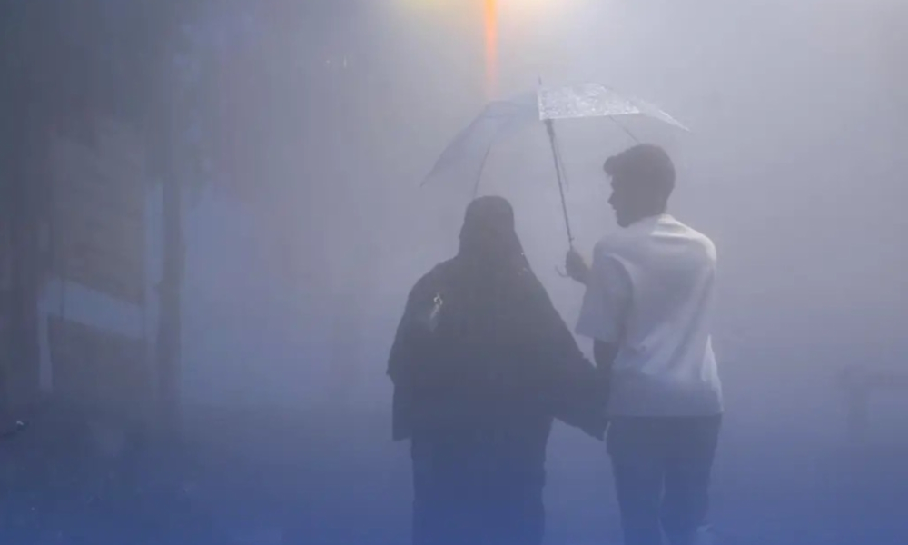 ضباب كثيف وأمطار غزيرة تخيم على الباحة وعسير وجازان