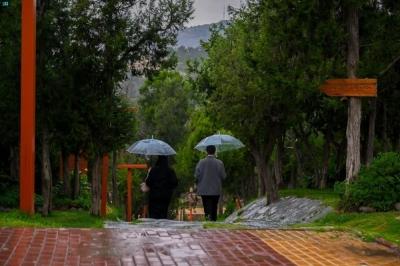 طقس بارد وأمطار تعلن بدء الفصل الدراسي الثاني