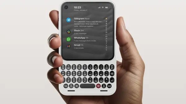 «لمسة الحنين تعود: Clicks تقدم لوحة مفاتيح مادية تعيد تجربة بلاك بيري الأيقونية لعصر الهواتف الذكية»