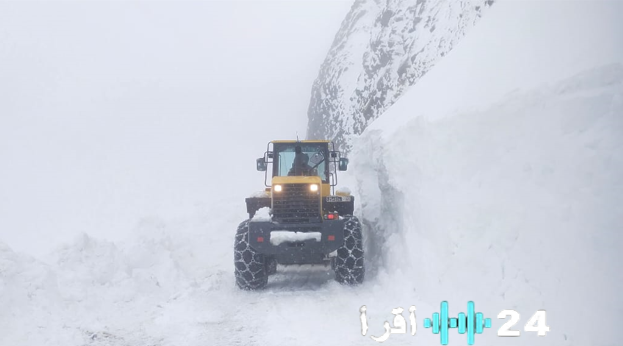 آليات تجهيز ونقل الثلوج في أزيلال تستمر في كسح الثلوج بفجاج أيت أمي بين تبانت وتنغير فيديو