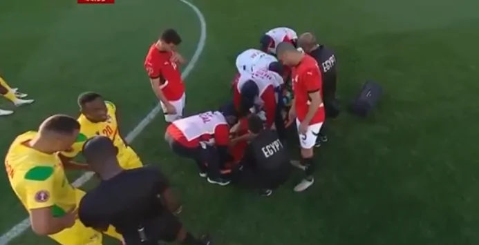 «تطورات حاسمة» محمد حمدي يخضع لجراحة الرباط الصليبي في ألمانيا اليوم