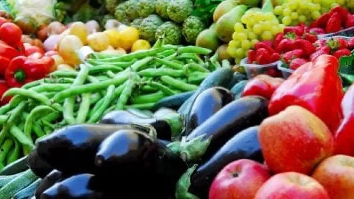 أسعار الخضروات والفاكهة في أسواق سوهاج اليوم مع سعر الطماطم بـ 10 جنيهات