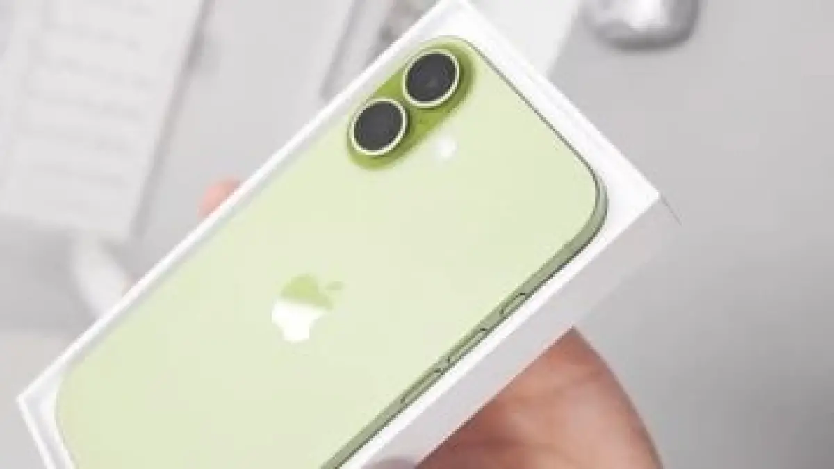 تغيير جذري في تصميم كاميرا آيفون 17 برو الجديد يعكس صيحة الملصقات المثيرة للجدل