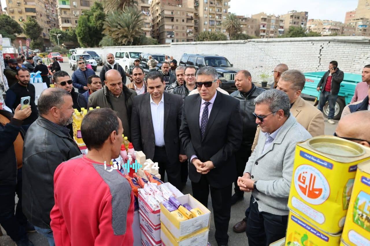 «تخفيفًا لأعباء المواطنين وتلبية لاحتياجاتهم..» محافظ الجيزة يدشن “سوق اليوم الواحد” بشارع الصوامع لتوفير السلع لأهالي إمبابة