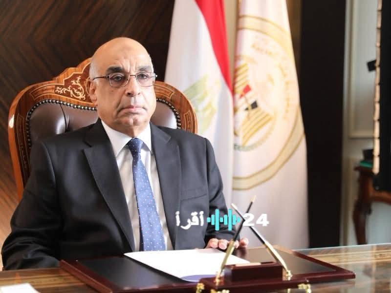 «ريادة تتوج بالذهب: هكذا تبنى الثقة في الخدمات الحكومية» الشهر العقاري يتصدر الوحدات الحكومية: يحصد جائزة التميز في تقديم الخدمات للمواطنين