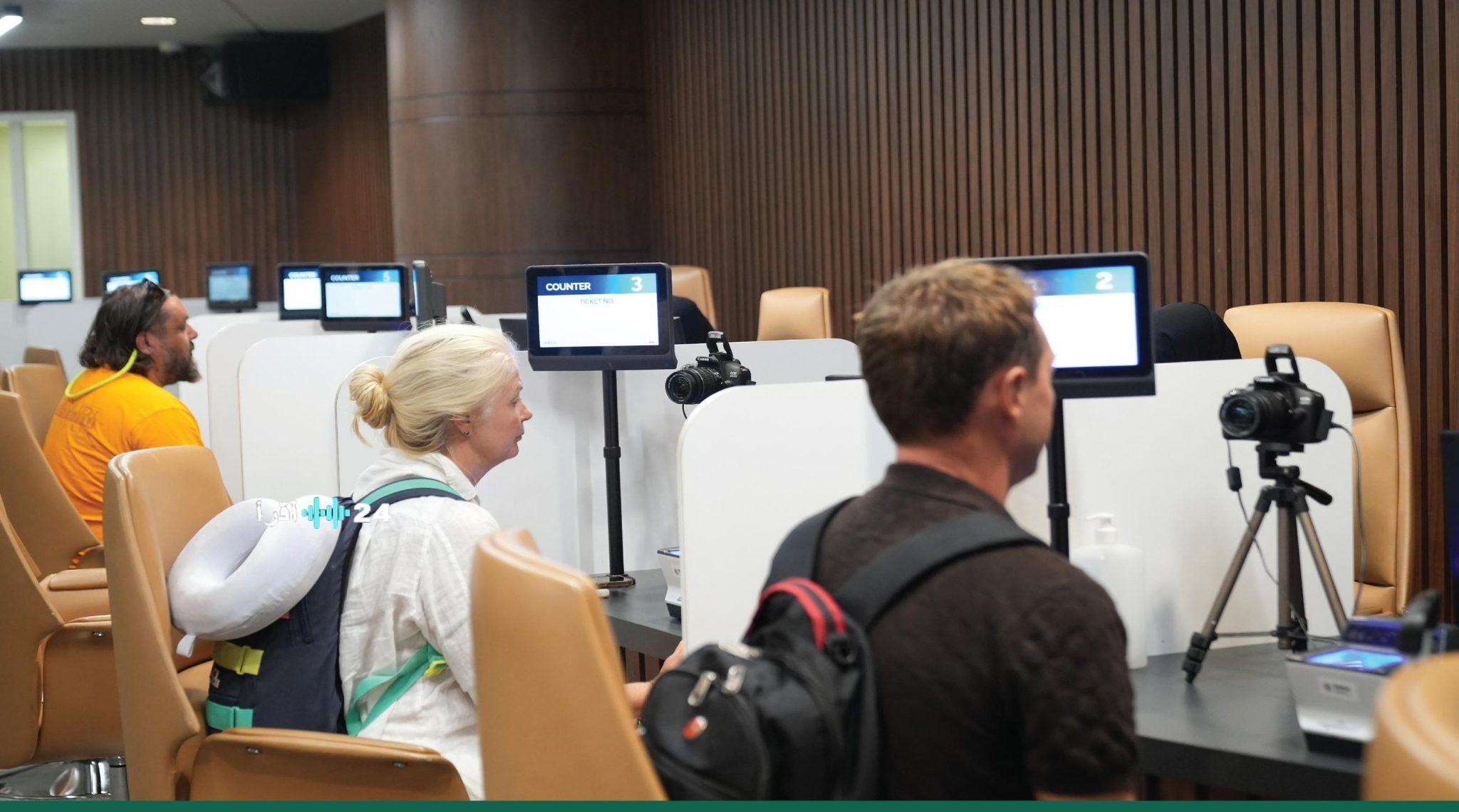 الجوازات تستقبل وتسهل دخول سياح سقطرى