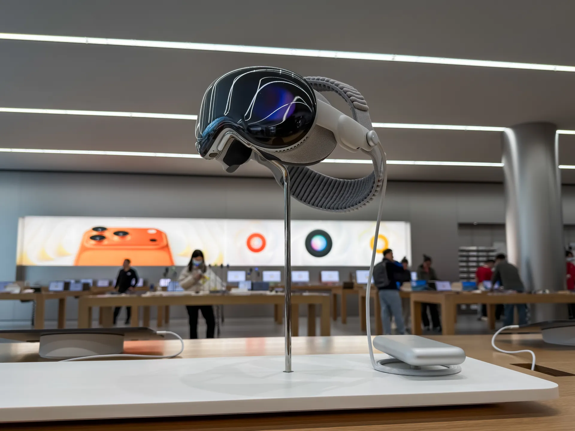 «استراتيجية آبل في مفترق طرق؟» عملاق التقنية يعيد تشكيل أولوياته بخفض إنتاج فيجن برو وتأجيل مفاجئ لإطلاق آيفون 18 القياسي