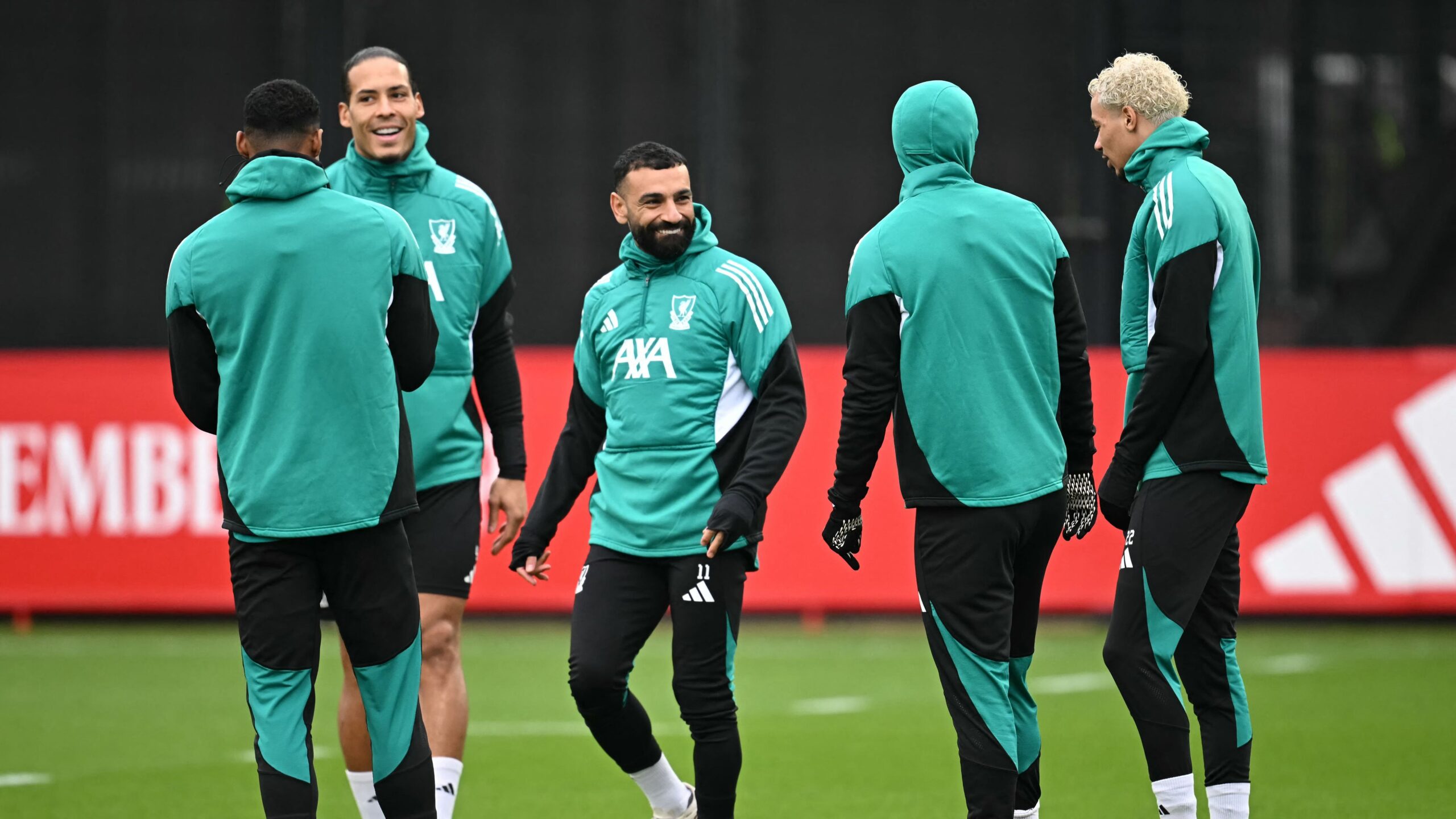 أزمة كبرى تضرب ليفربول 15 لاعباً أبرزهم صلاح وفان دايك يثيرون القلق