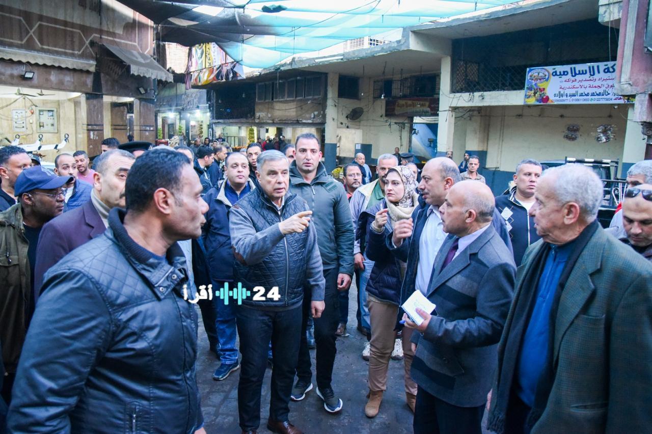 محافظ الإسكندرية يقوم بجولة ميدانية في سوق الحضرة للخضار والفاكهة وشارع الجواهر بحي وسط