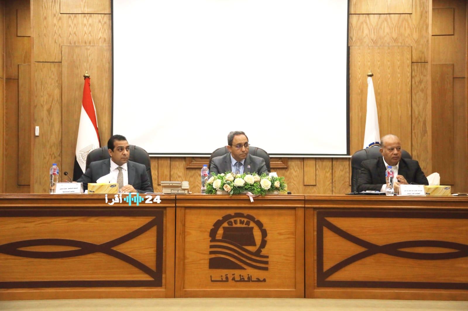 «مفتاح السكن الميسر» محافظ قنا يطلق خطة شاملة لتطوير تقسيم المناطق السكنية وتيسير إتاحتها للمواطنين