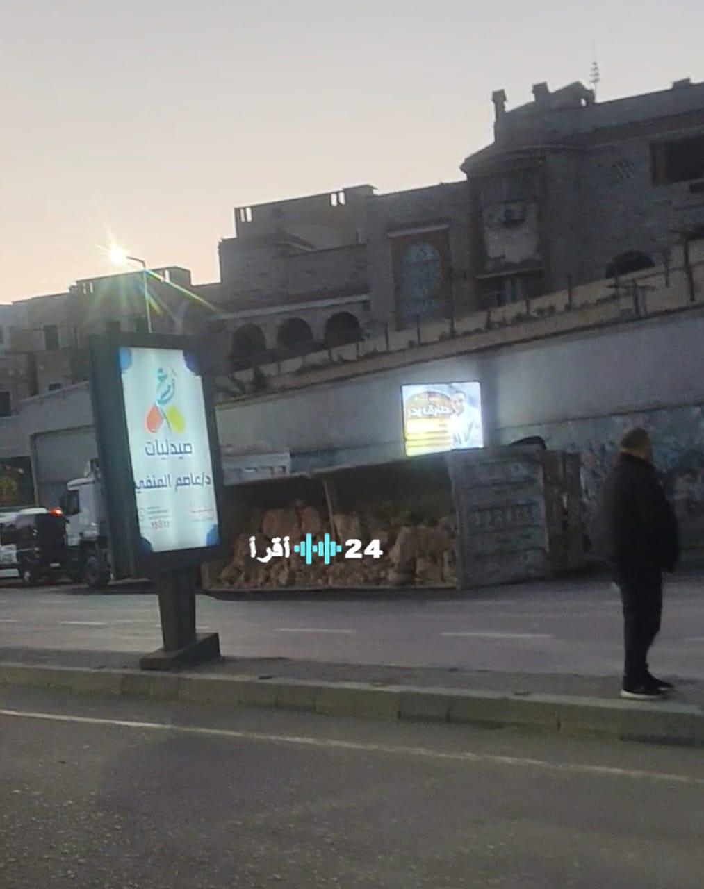 «فوضى مرورية» سقوط حمولة شاحنة ضخمة يشلّ حركة المرور جزئياً بكورنيش الإسكندرية قرب جليم