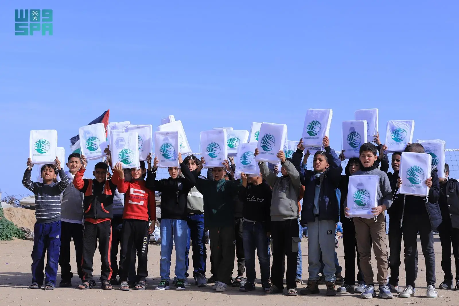 سلمان للإغاثة تكسو طلاب خان يونس بالدفء لمواجهة قسوة الشتاء